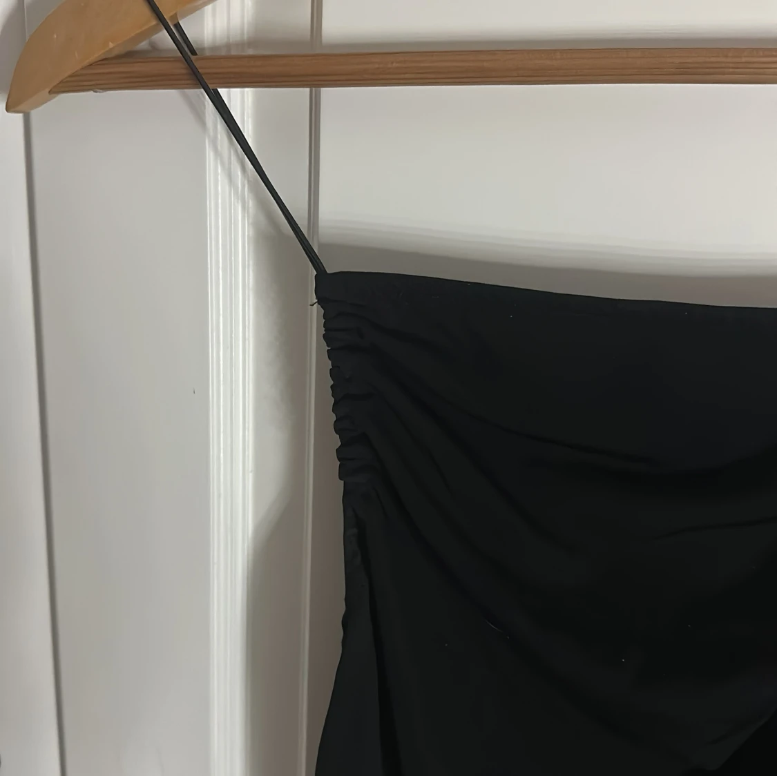 Svart linne/blus med tunna axelband - 2