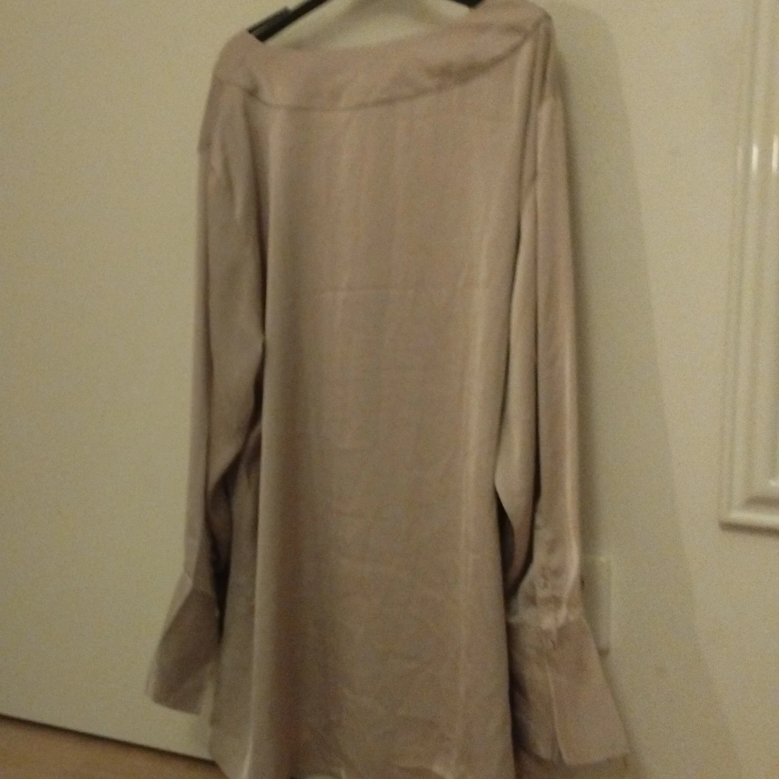 Beige sidenblus med v-ringning H&M - 1