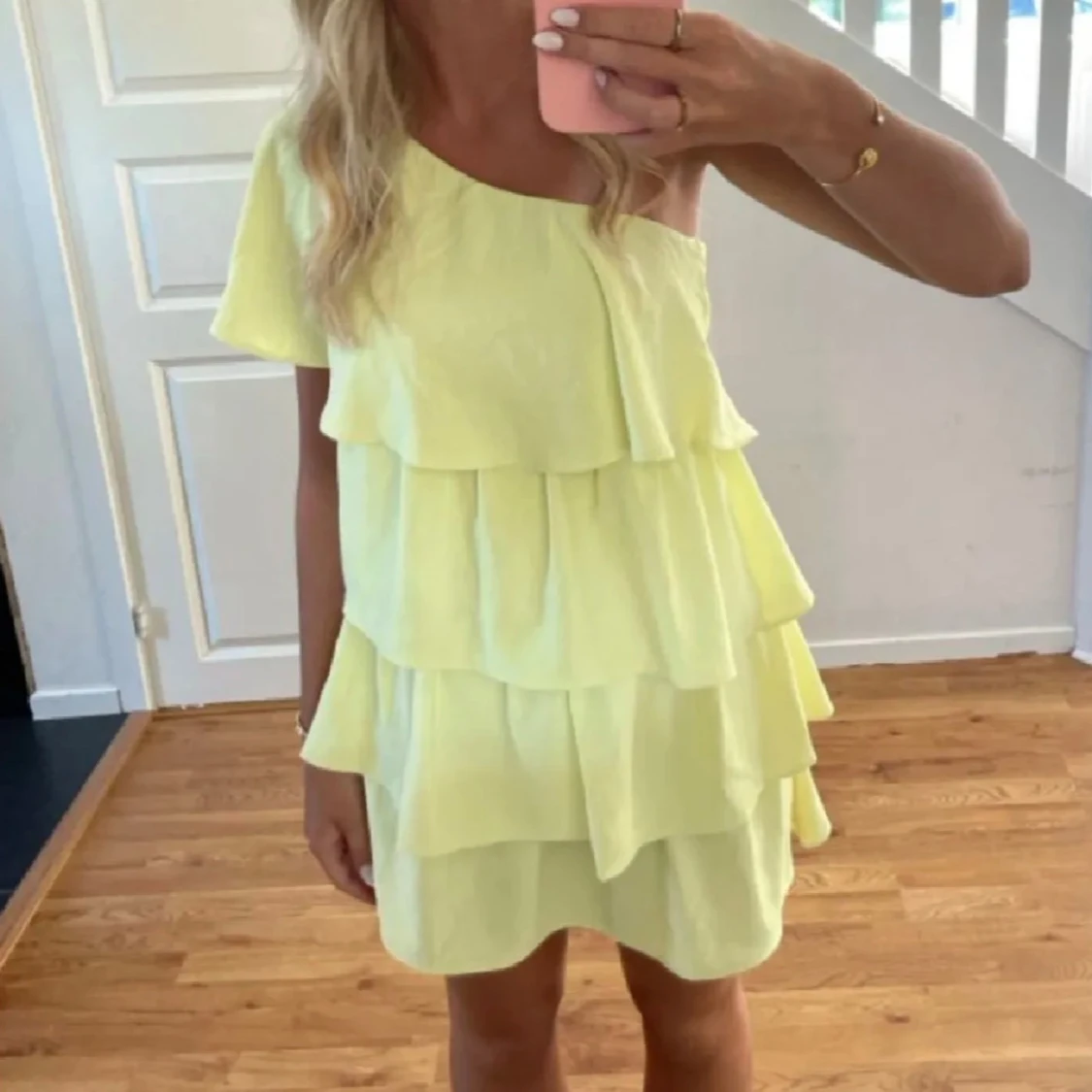 Gul omlottklänning med volanger - 1