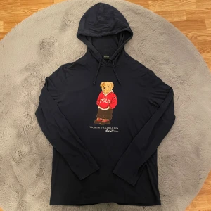 Ralph lauren polo bear hoodie - En smalare hoodie från Ralph lauren i size s, hör av er vid frågor!