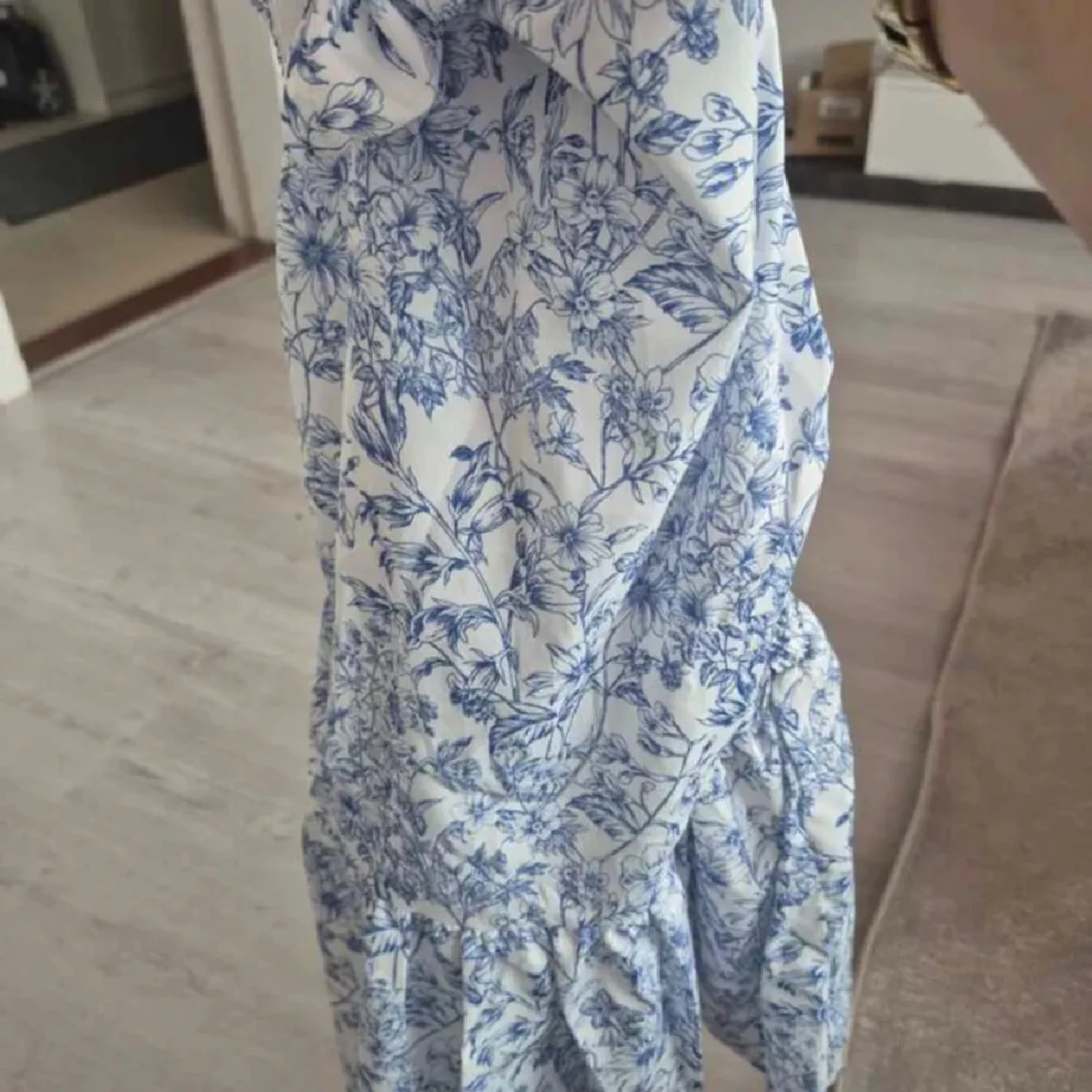 Vit och blå blommig kortklänning - 2