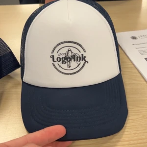 LogoInk Keps - Vårt andra dropp av kepsar är äntligen här, kepsen är oanvänd och en perfekt julklapp till julen. Om du vill veta mer är det bara att skicka ett meddelande!😇25st I lager!!