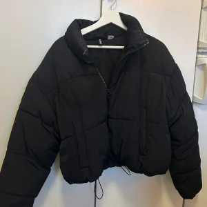HM pufferjacket - Hm pufferjacket (lite croppad/går inte över rumpan) i storlek M. Inte särskilt använd. Fint skick men har några bleka fläckar (se bilder) säljs i nuvarande skick. Går säkert att få bort fläckarna!