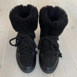 Inuikii vinterskor svart - Inuikii skor i fint skick. Övre kanten går att vika upp för att göra skon högre. Perfekt för kyliga dagar. 