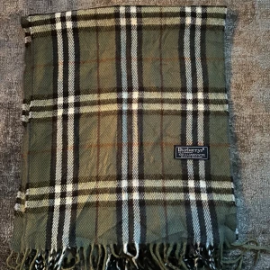Burberry scarf  - Flawless, bara skriva vid frågor