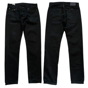 Han København selvedge jeans - Säljer dessa sjukt fetta jeans i selvedge då de tyvärr inte passade. Gott skick utan defekter! Stl 31/32 sitter något större. Passformen är regular/slim. Mått: Ytterben 109cm Midja 41cm Benöppning 16cm. Hör av dig så fort du undrar något!