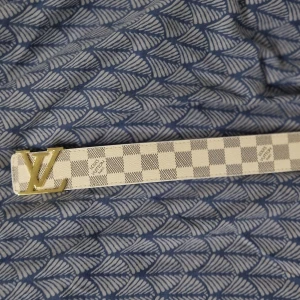 Vitt L V bälte - Nytt och oanvänt bälte