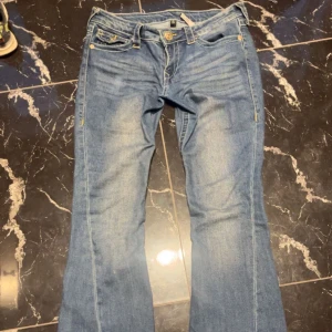 Low waist true religion jeans - Säljer ett par snygga bootcut true religion jeans som är i bra skick och använt fåtal gånger.💕 
