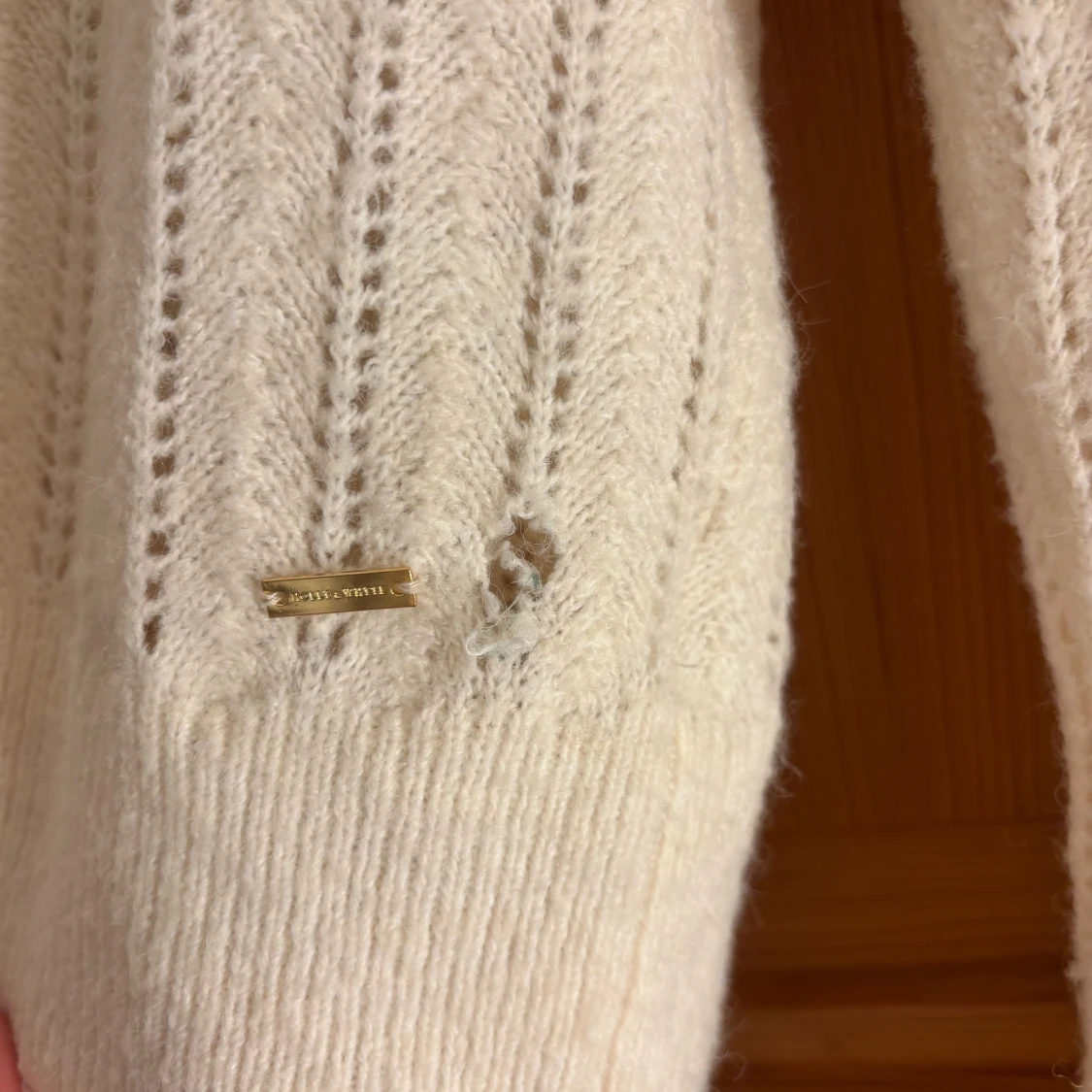 Vit stickad tröja med volang  - 2