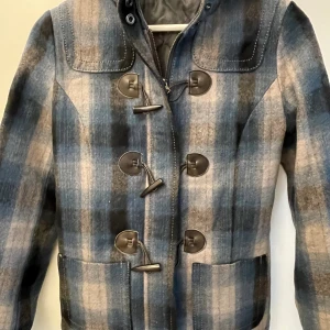 Unik mjuk fodrad jacka – varm & snygg! - Mjukt fodrad jacka som håller dig varm och bekväm. Stilren, unik design som passar både vardag och fest!