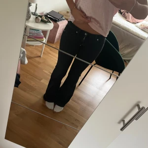 Lågmidjade svarta jeans  - Ifrån hm i storlek 34, bra skick, lite trasiga där nere men ingen som syns. Jag är 166 och dom är bra/lite långa på mig