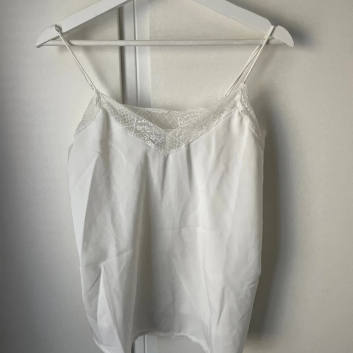 Vit spetslinne från Amisu