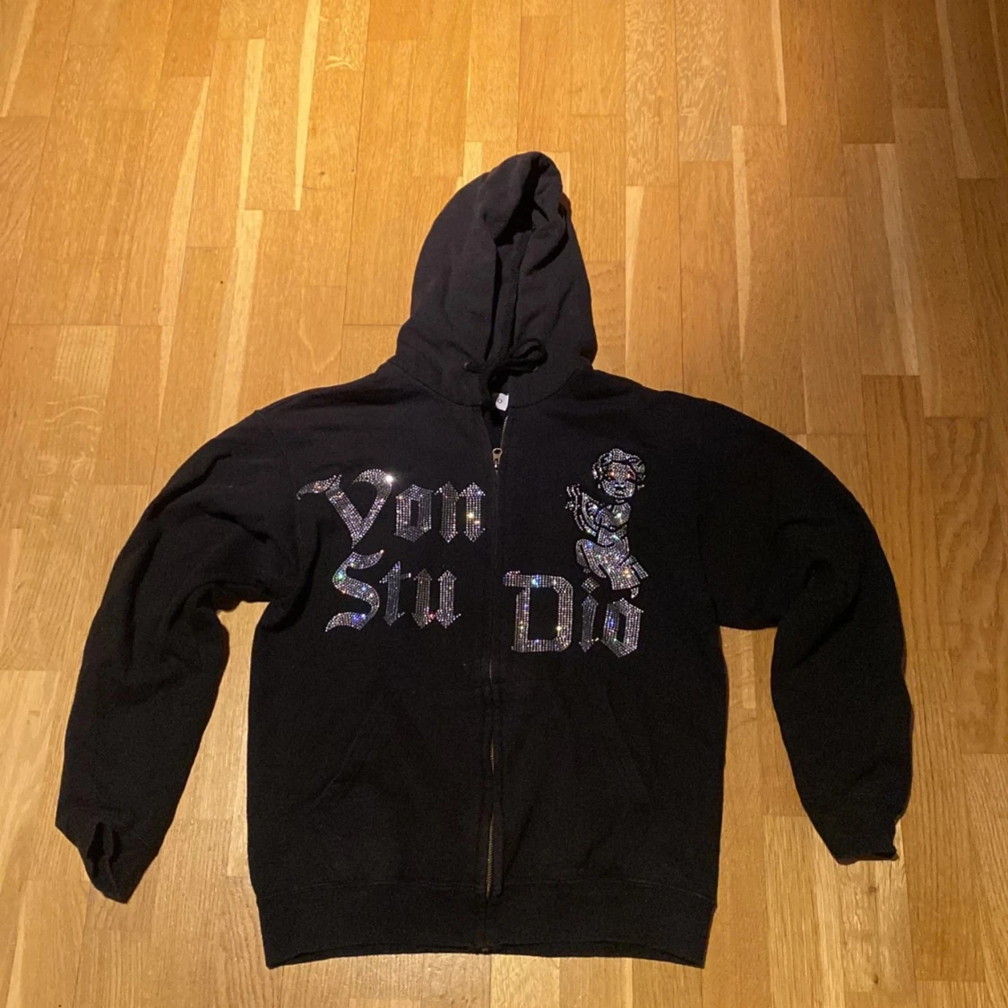 Vonstudio zip hoodie svart