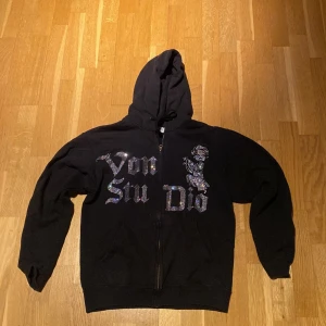 Vonstudio zip hoodie svart - Snygg svart zip hoodie från Vonstudio. Väldigt bra skick. Storlek S, 700kr nypris.