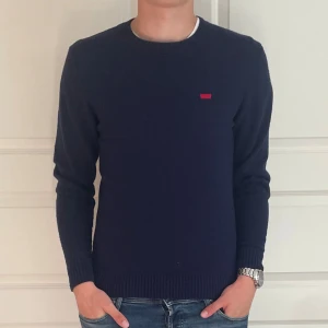 Mörkblå stickad tröja från Levi's - Säljer nu min stickade Levi’s tröja då den ej kommer till användning. Modellen på bilden är 186cn lång, väger 70kg och bär storleken M. Skulle säga att den passar någon mellan 175-183cm bättre men lite under och över det funkar också. Skicket är 9.5/10 och är använd vid ett få tal tillfällen. Tveka inte på att skriva vid frågor eller funderingar. Pris kan gå ner vid snabb affär 🔥⚜️🙌