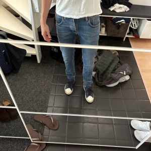 Blå skinny jeans från Nudie Jeans/ Grim Tim 32:32 - Säljer ett par blå slimmade jeans från Nudie Jeans utan några märkbara defekter. Jeansen har mellanblå tvätt och en perfekt passform. Materialet är mjukt och stretchigt jeans. Nypris ligger på 1600kr och dem är knappt använda. Jag säljer dessa för 400kr!