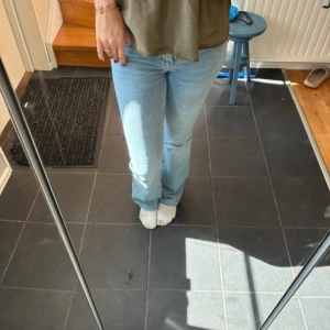 Lågmidjade Ljusblå bootcut jeans - Säljer ett par lågmidjade ljusblå jeans från Lagger 157 då dom inte passar mig jag köpte dom för 300kr  dom är i storlek xxs priset går alltid att dusketeras💕