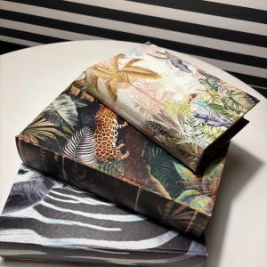 Djurmotiv Hemlig Förvaringsbox - Snygga boxar som ser ut som böcker med djurmotiv – zebra, leopard och tropisk djungel. Perfekt för att gömma dina hemligheter eller prylar på ett stilrent och unikt sätt. Passar perfekt i bokhyllan och ger rummet en cool, exotisk känsla.