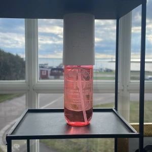 Brazilian Crush Cheirosa 40 mist - Trendig body mist från Sol de Janeiro i en rosa flaska. Volym: 90 ml. Perfekt för dig som vill ha en fräsch och ungdomlig touch till din stil. Lätt att ta med och använda när som helst.