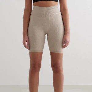 Aimn ribbad set  - Säljer mitt super snygga set från aimn! Använda max 2 gånger eftersom jag har andra träningskläder jag prioriterar. Jättesköna och så fina i färgen. Storlek M på båda delarna men skulle säga att de även passar en S.🤍