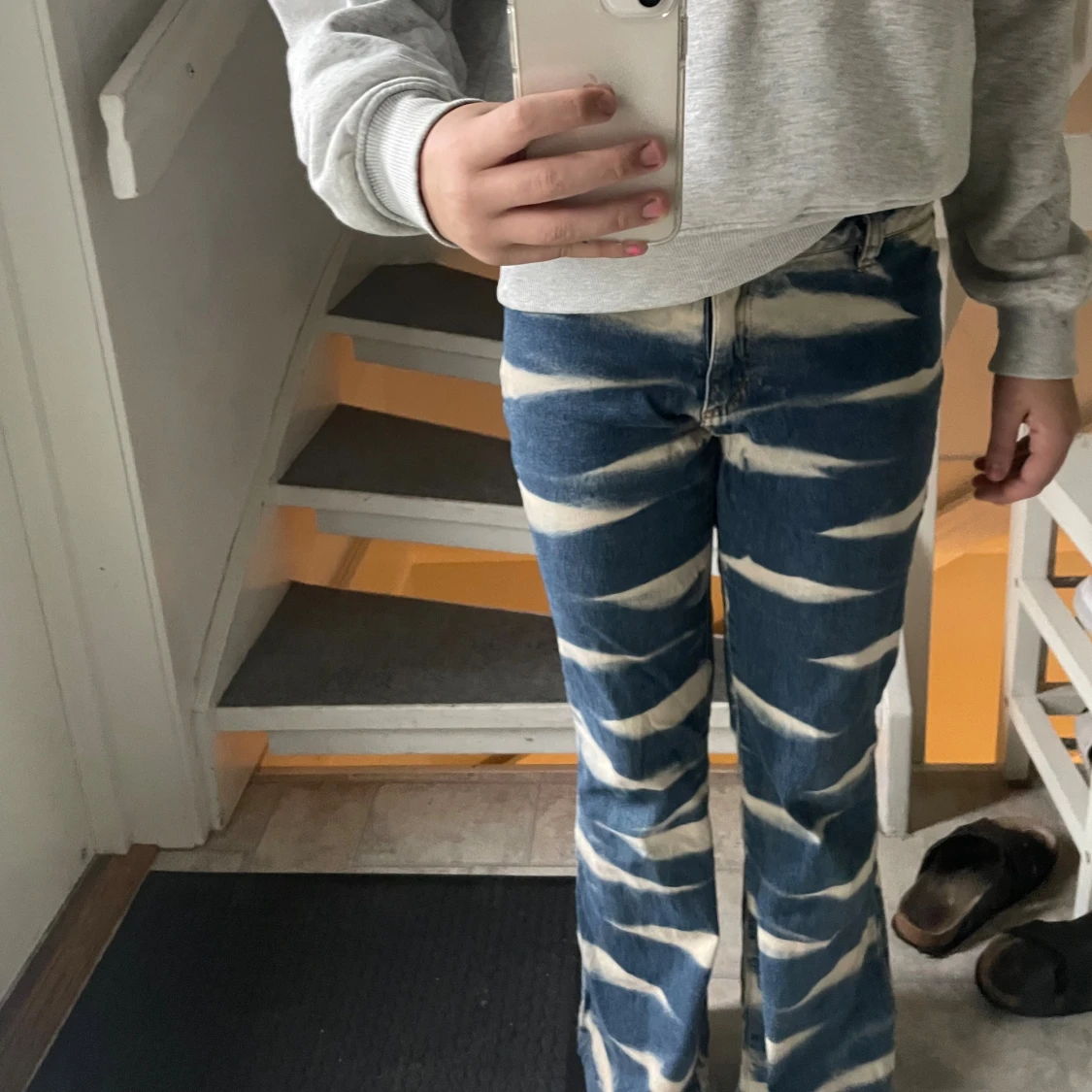 Blå och vita mönstrade jeans - 3