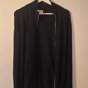 Svart kofta från Lindbergh - Svart kofta från Lindbergh.                                           Storlek M passform slim fitt.                                           Nypris 600                                                                         Svin fräsch knappt andvänd