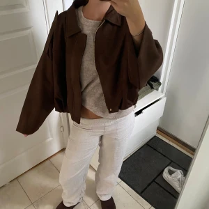 mockajacka - Snygg oversized mockajacka i mörkbrun färg med klassisk krage och breda ärmar. Jackan har en minimalistisk look och stängs med dragkedja framtill. Perfekt för dig som gillar en chill och trendig stil. Jag är 172cm och bär vanligtvis S/36 i överdelar🤗