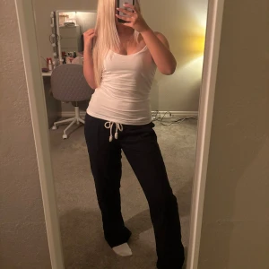 Roxy linnebyxor  - Svarta Roxy linnebyxor i storlek S, skriv för fler bilder eller frågor☺️☺️