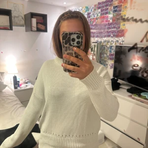 Vit stickad tröja från 157 - Vit stickad tröja från 157 med rund halsringning och ribbade muddar. Tröjan har en relaxed passform och är perfekt för lager-på-lager. Enkel och stilren design som funkar till allt. Storlek M men hade passat galant på S oxå!! Köpte denna för 150 men finns inte kvar  i sortimentet och har inte använts