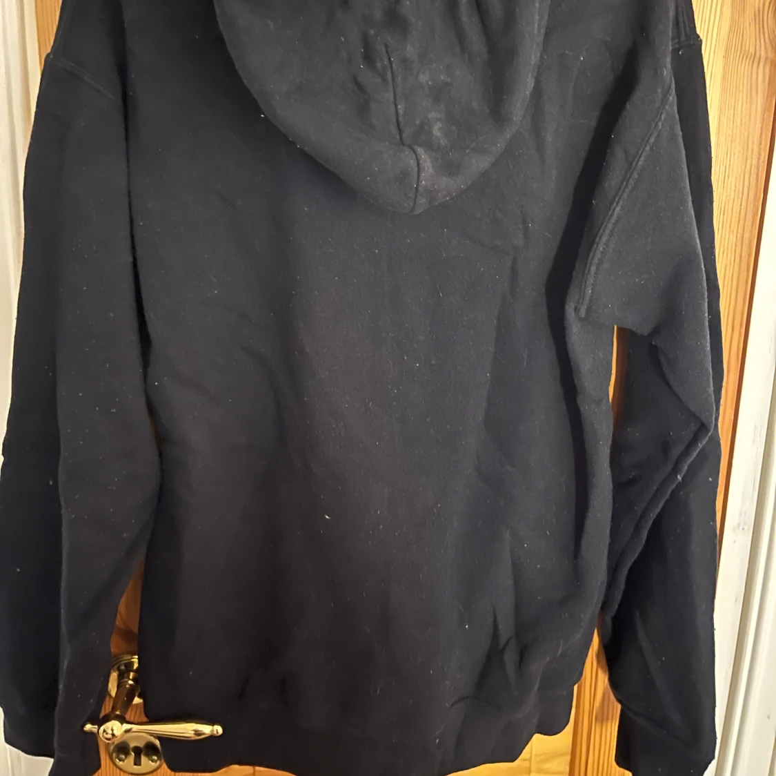 Svart hoodie med nalletryck - 1