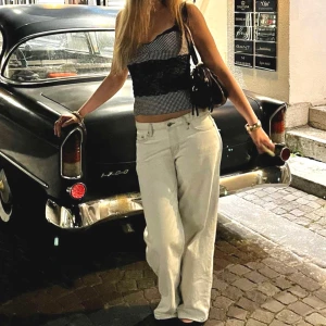 Rutig korsett topp - Jättesöt rutig korsett topp, passar både till fest och vardags. Står 42 men skulle säga att det är närmare en medium. Banden går att klippa bort om man skulle vilja det, jättefin kvalitet. Sparsamt använd. Skriv om du har några frågor💕