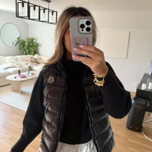 Moncler väst - Intressekol på denna fina västen i märket moncler. Västen ha inte kommit så mycket till användning därav bra skick. Storlek 1 som motsvara S. Självklart är västen äkta 