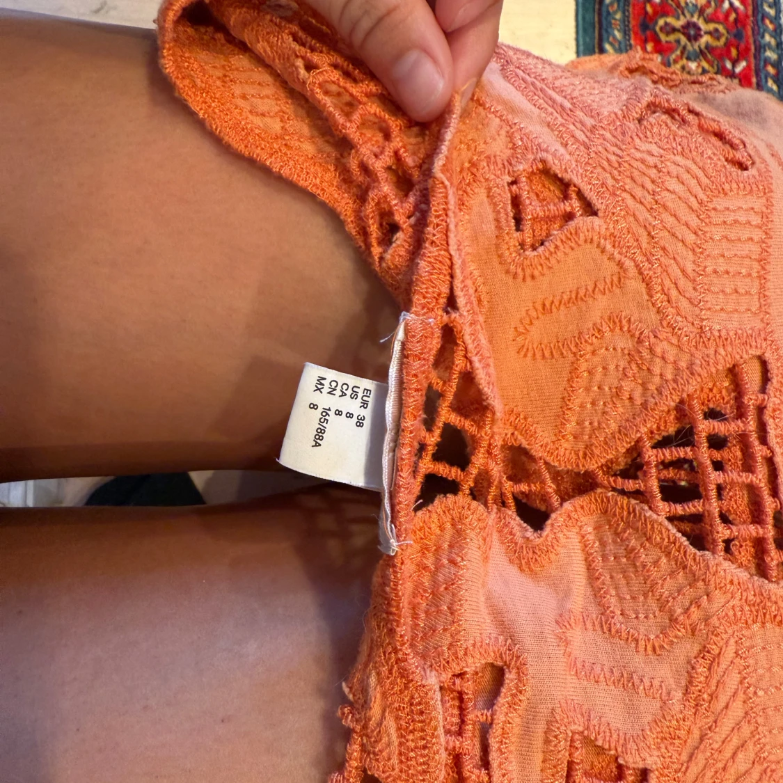 Orange kortklänning med spetsdetaljer - 1