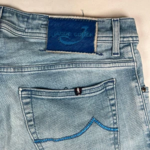 Ljusblå jeans från Jacob Cohen - Riktigt feta cohën jeans i storlek w33. 9/10 skick knappt använda.Är 193 och dem är för korta. Mitt pris:1500(nypris 4500-5300) pris kan diskuteras/// snabb frakt 🚚 
