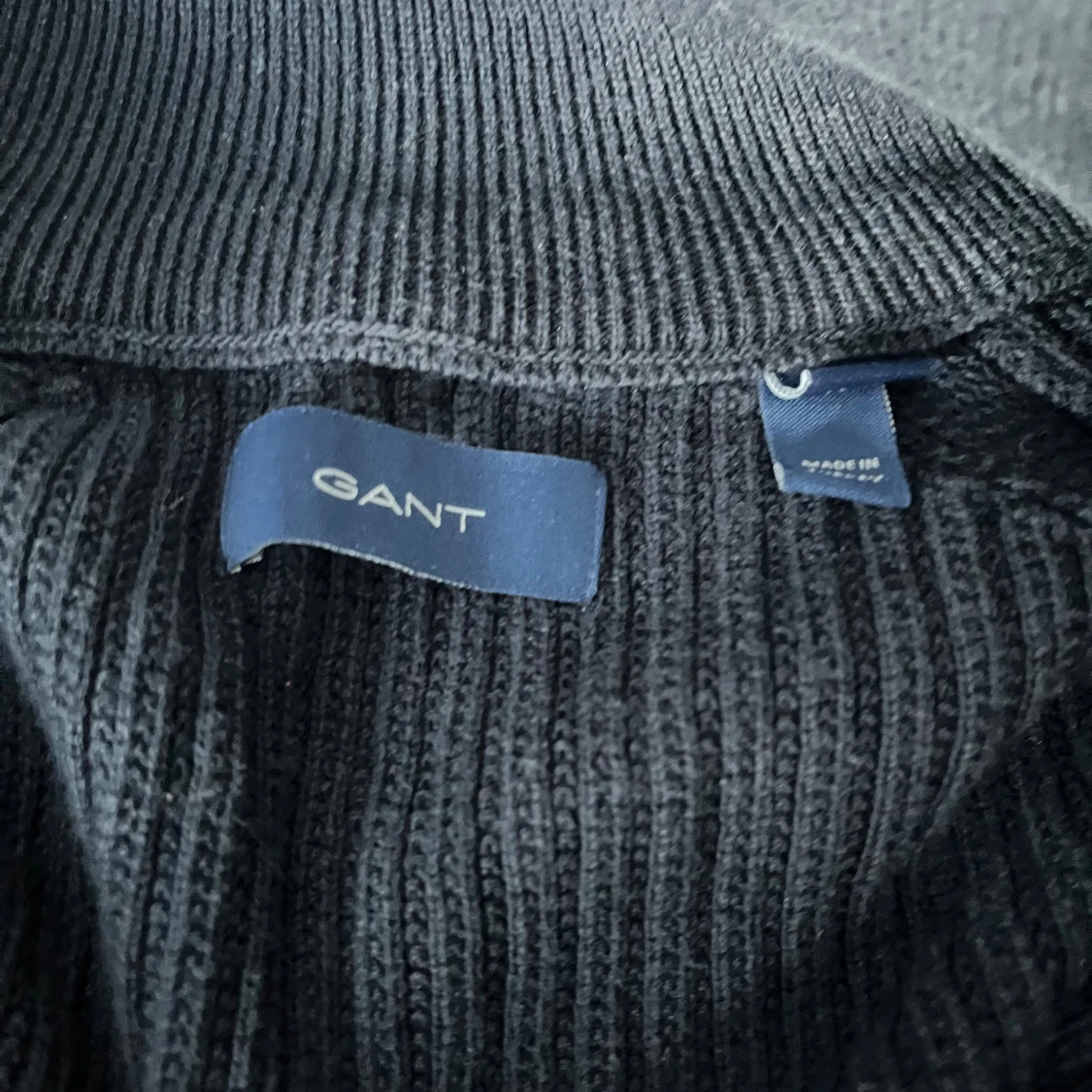 Svart ribbad stickad tröja från GANT - 1