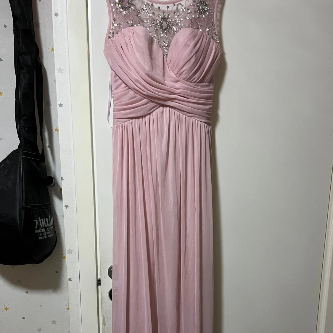 Ljusrosa långklänning med pärldetaljer