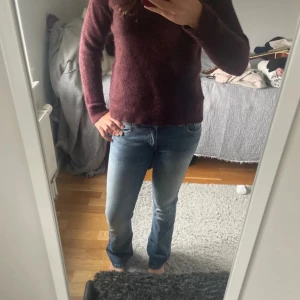 Blå bootcut jeans med slitningar - Snygga blå jeans med bootcut-modell och lätt slitna detaljer på knäna. Jeansen har klassisk femficksdesign, normal passform och är tillverkade i mjukt denimtyg. Perfekta för dig som gillar en avslappnad och trendig look. Storlek 164 men är som en xs, lagom i längd på mig som är 165. Supersnygga!