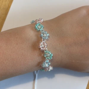 Handgjorda armband! - Även detta finns att köpa nu. Små gulliga blommor med ljusrosa,ljusblåa och ljusgröna pärlor! Går att ändra ordning på färgerna eller bara välja en färg!   Snörerna är kvar då de är oknutet än så länge!!❤️ om andra färger önskas går det att köpa in men då kostar de lite mer! Dessa kostar lite mer då de tar längre tid att göra men pris går att diskutera beroende hur man vill ha armbandet:)