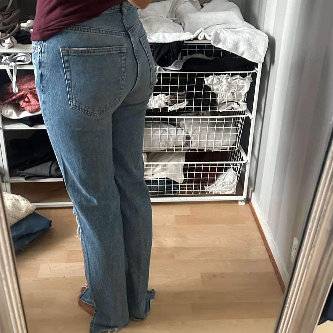 Blå bootcut jeans med slitningar - 2