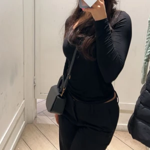 Mini väska  - En svart mini väska perfekt för alla tillfällen, säljer då jag inte längre får användning för den, superfint skick. Man kan bära den över axeln och även i handen som en clutch 