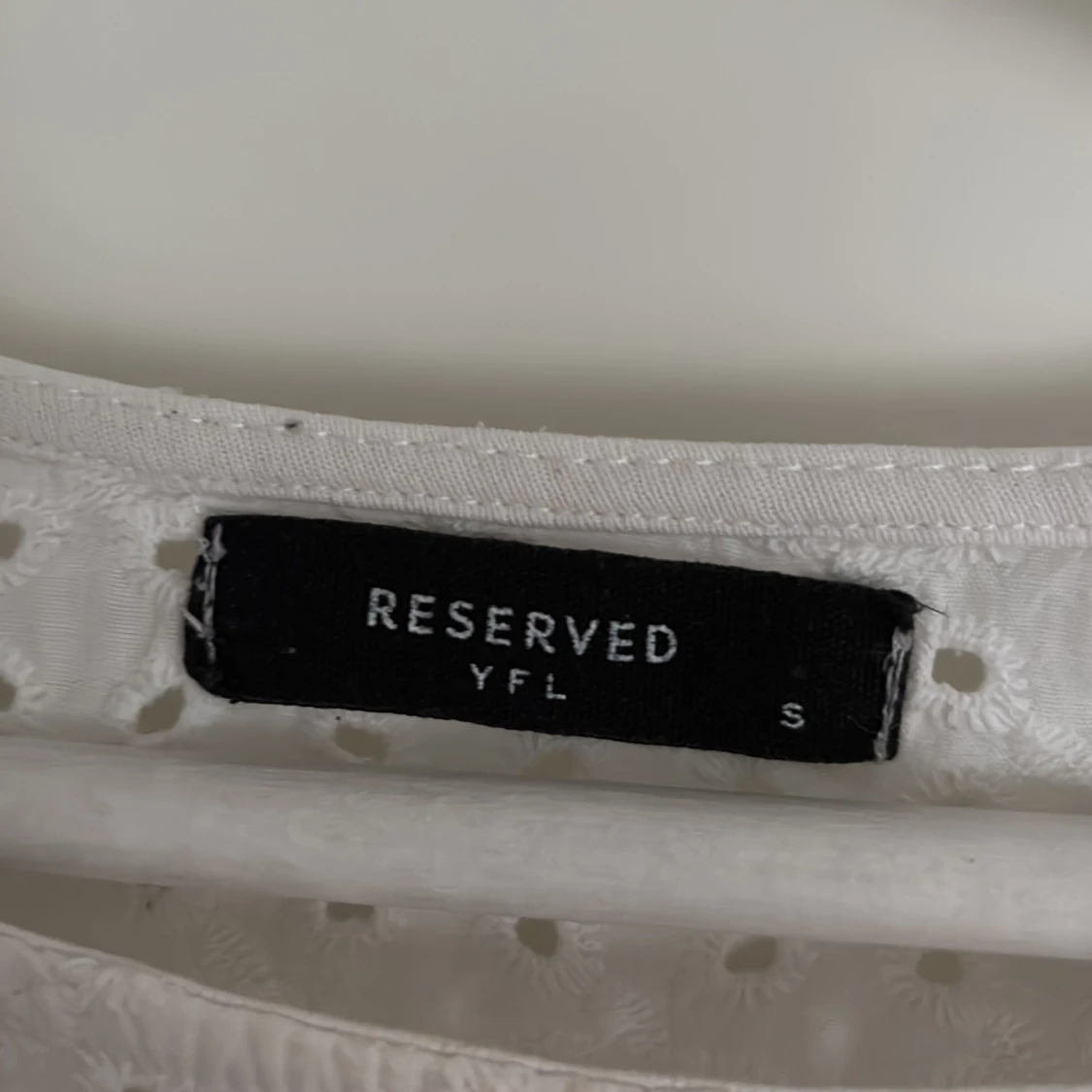 Vit blus med volang från Reserved💕 - 4