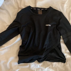 Träningströja  - Jättefin stronger tröja i bra skick. Inte använd många gånger alls.💕 