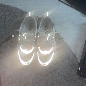 Dior b22 - Säljer ett par tvär feta dior b22 (äkta) riktigt bra pris för skicket, skicket är 8/10 en tvätt och dem är som nya