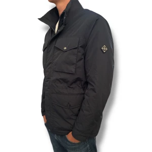 J.Lindeberg Jacka - J.Lindeberg Jacka | Modellen är 192 CM, 85kg |  Nyskick 9/10 Inga defekter | Storlek L och färgen marinblå | Nypris ca 4000kr | Hör av er för mer information/bilder! 