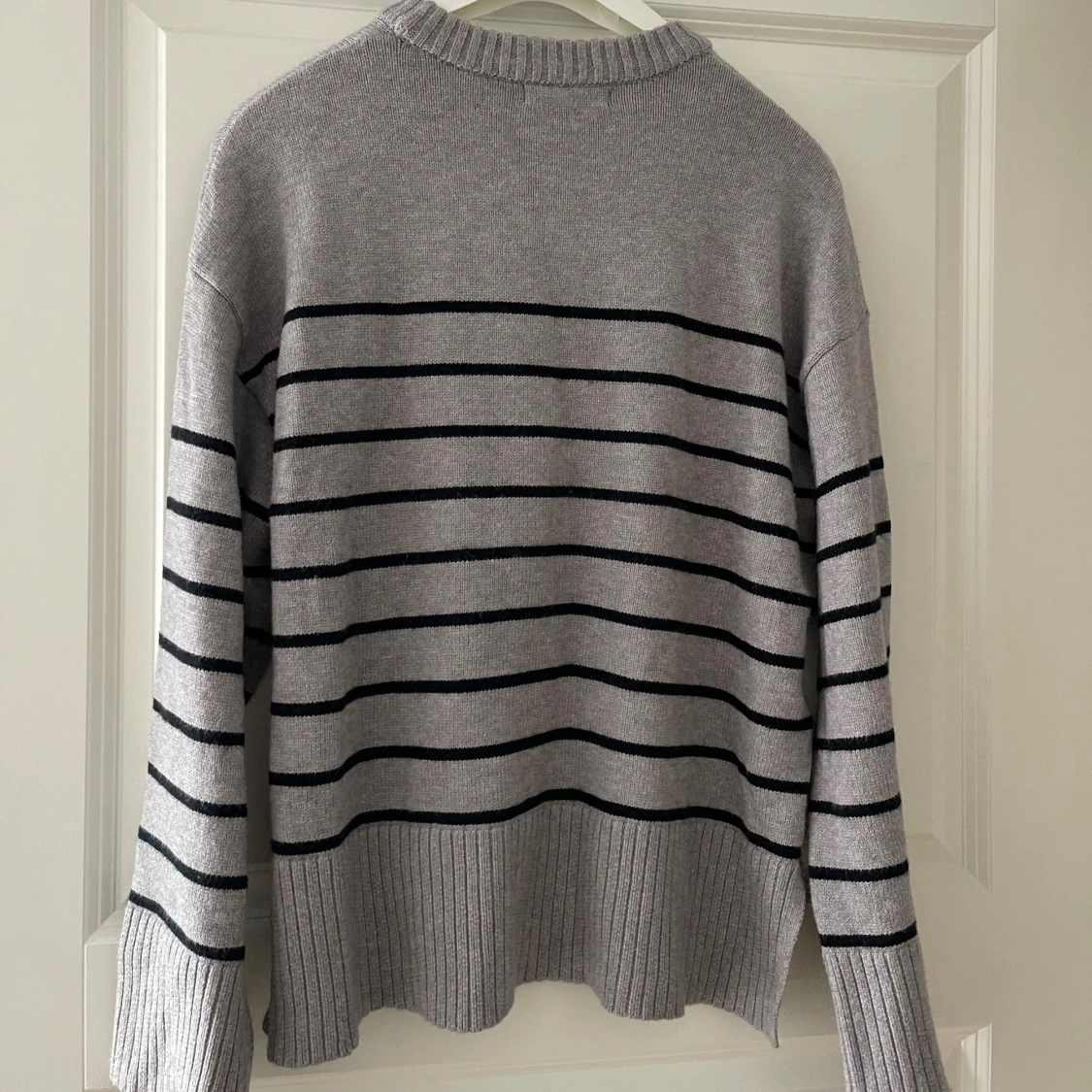 Grå randig stickad tröja - 1