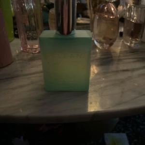 Clean varm cotton parfym - Fräsch parfym från Clean. Toppnoterna av citrus och citronverbena blandas harmoniskt med hjärtnoter av havsdofter, apelsinblomning och frukt samt basnoter av mysk, ormbunke och ambra.