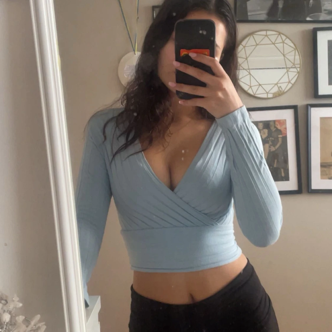 Ljusblå omlottopp med v-ringning