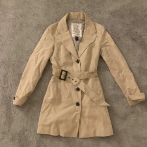 Jacka från mango! - Skit snygg kappa från mango!! I toppskick!! Passar till allt men säljer pg har för mycket kläder!💕💕