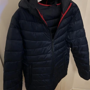 Höst jacka - En riktig snygg jacka från Jack & Jones. Knappt använd så är i väldigt bra skick. Nypris: 799kr, perfekt att köpa nu inför hösten/vintern. Vid funderingar är det bara att skriva i dm! 