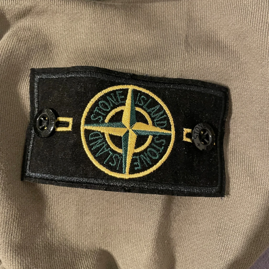 Olivgrön hoodie från Stone Island - 4